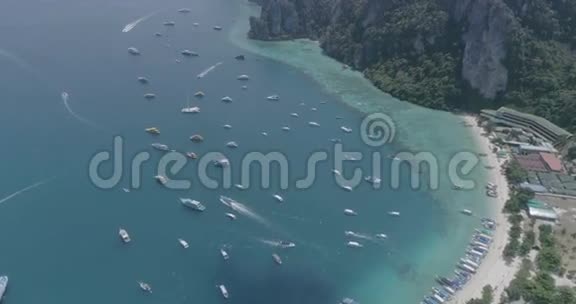 空中无人驾驶飞机视频在标志性的热带菲菲岛海湾的帆船俯视图视频的预览图