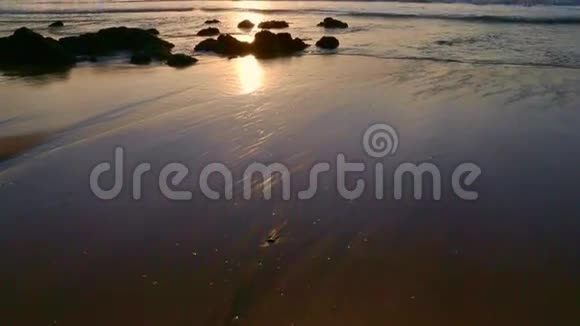 黑沙和地平线上的日落倾斜起来视频的预览图