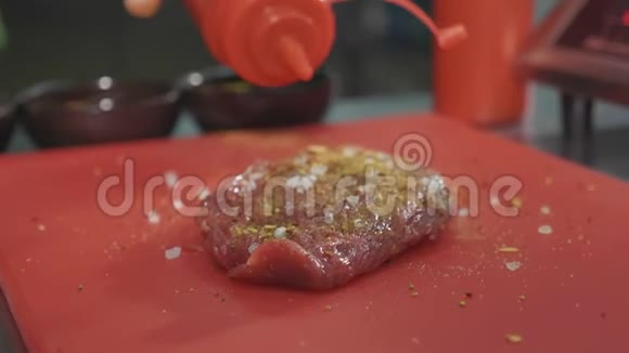 厨师腌制生肉准备牛排在商业厨房特写视频的预览图