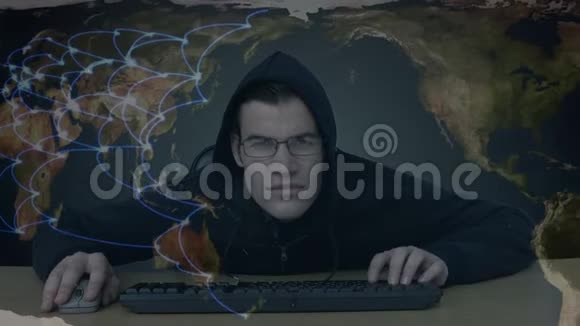 黑客在电脑上打字试图用背景线隐藏他的位置视频的预览图