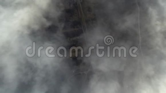 一架四架直升机在云层和道路上飞行视频的预览图