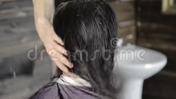 美容院的美女专业理发师使用吹风机视频的预览图