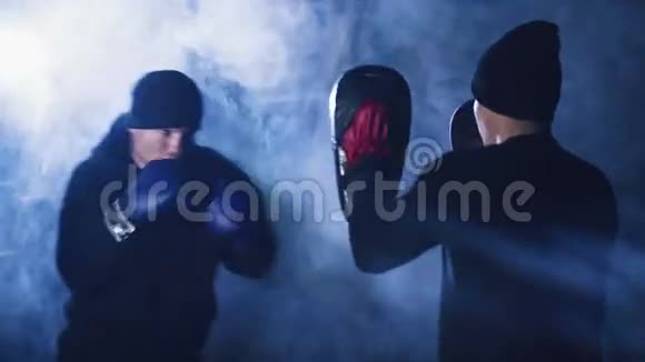拳击手影拳作为大打出手的练习视频的预览图
