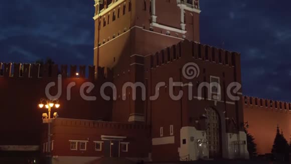 莫斯科克里姆林宫东墙上的斯帕斯卡亚塔晚上的股票录像视频的预览图