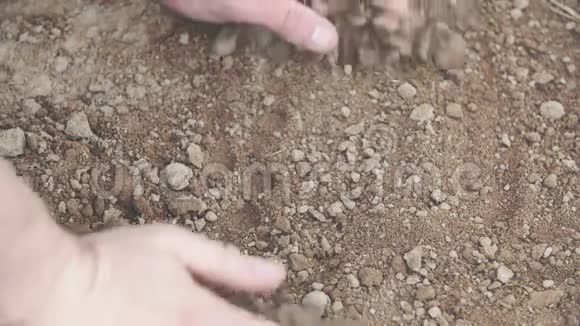 年轻的农民手里拿着土壤视频的预览图