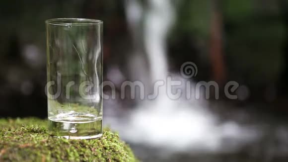 一杯带瀑布的淡水视频的预览图
