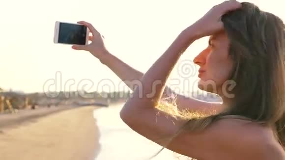 一个漂亮的女孩被拍在大海的背景上高清高清视频的预览图
