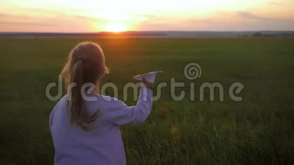 快乐的小女孩在日落时在户外玩纸飞机概念大童梦视频的预览图