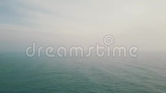 敖德萨黑海海岸太阳海浪海鸥空中飞行视频的预览图