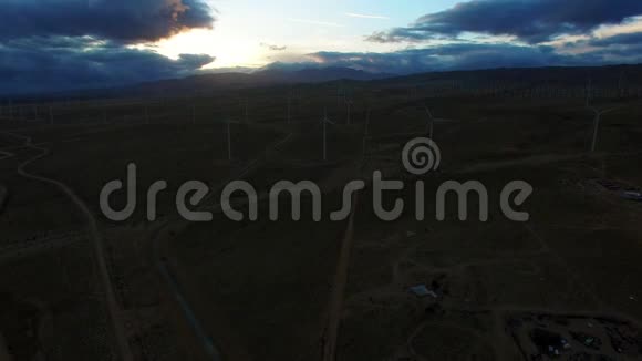 日出时风车发电的美丽景色视频的预览图