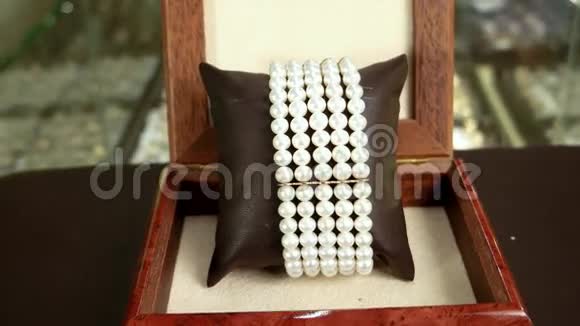 珠宝首饰项链珍珠产品在精英珠宝店珍珠手镯在棕色木制棺材经典珠宝为视频的预览图