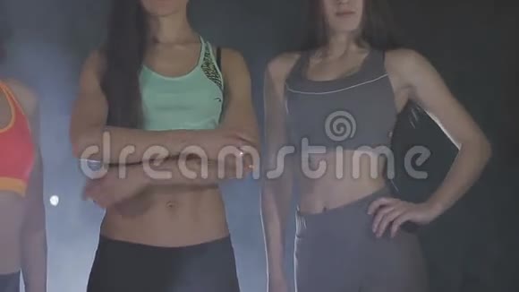 健身房里的健身模特视频的预览图