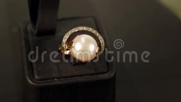 珠宝店珍珠首饰美丽的女性黄金戒指与珍珠概述经典珠宝女士视频的预览图