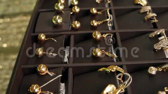 黄金首饰橱窗里的许多黄金耳环露出出售珠宝陈列黄金视频的预览图
