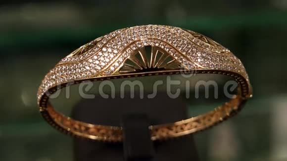 珠宝在一家昂贵的珠宝店的黄金特写手镯由黄金装饰的漂亮手镯视频的预览图