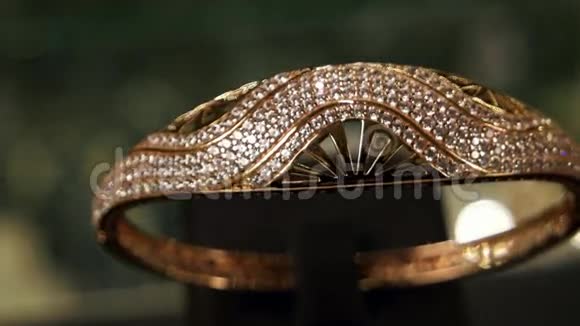 珠宝在一家昂贵的珠宝店的黄金特写手镯亲爱的由黄金和黄金制成的巨大手镯视频的预览图