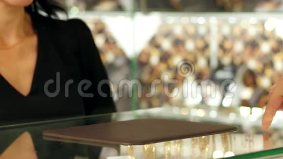 珠宝店店面一对结婚戒指卖家顾问示范戒指顾客爱人选择视频的预览图
