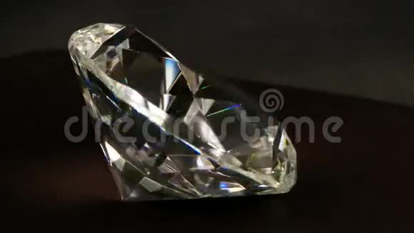 巨大的人造水晶钻石特写纺纱珠宝宝石闪耀在灯光下闪耀水晶窗视频的预览图