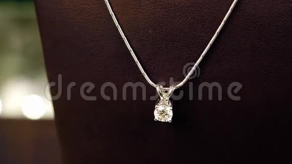 珠宝店黄金珠宝和钻石基座特写珠宝展览金链为颈部视频的预览图