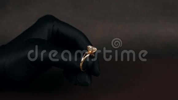 珠宝镶有钻石的金戒指珠宝店里卖的珠宝商场戒指在里面视频的预览图