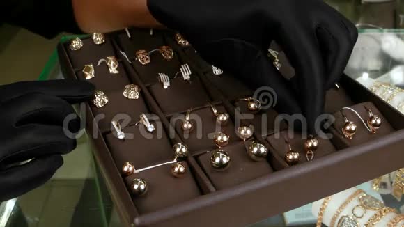 珠宝商将黄金首饰放在柜台上珠宝首饰放在柜台上视频的预览图