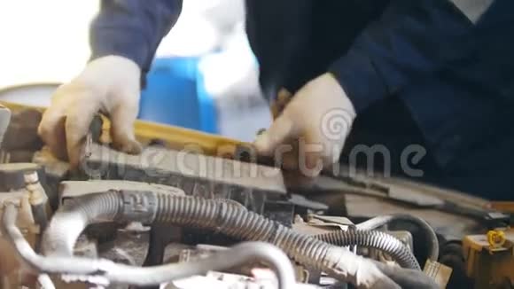 汽车修理工在用汽车拆卸装置关闭视频的预览图