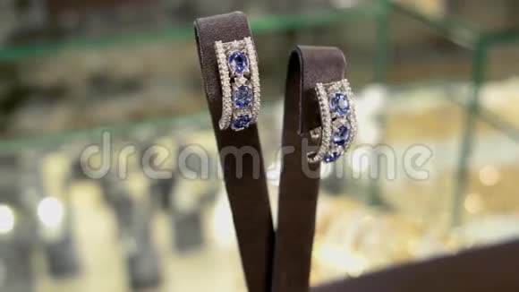 珠宝店珠宝套在珠宝店耳环与石头耳环戒指吊坠金链和视频的预览图
