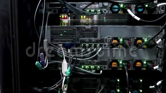 以太网网络连接集线器在黑暗的服务器机房闪烁的灯光连接到路由器的以太网电缆的特写视图视频的预览图