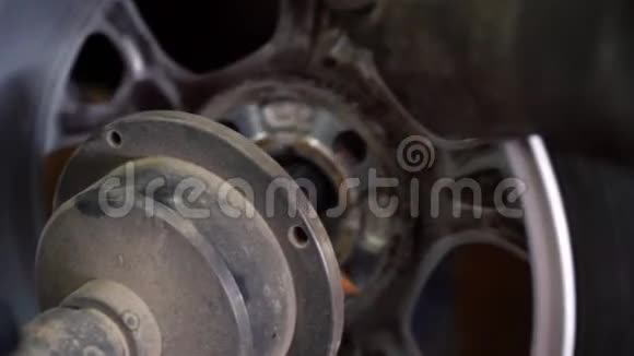 汽车车轮与轮胎旋转特写视频的预览图