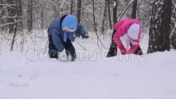 孩子们在冬天的森林里玩耍慢动作视频的预览图