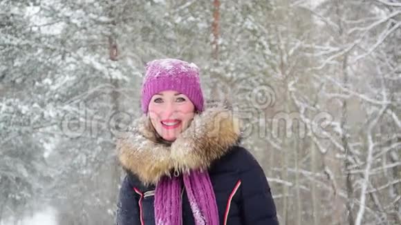 冬天森林里的女人下雪了慢动作视频的预览图