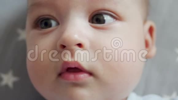 婴儿张开大眼睛躺在背上视频的预览图