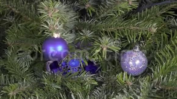 女性的双手发现新年礼物就在一棵圣诞树的树枝上视频的预览图