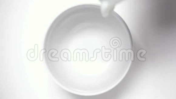 俯视图提供慢速奶油牛奶视频的预览图
