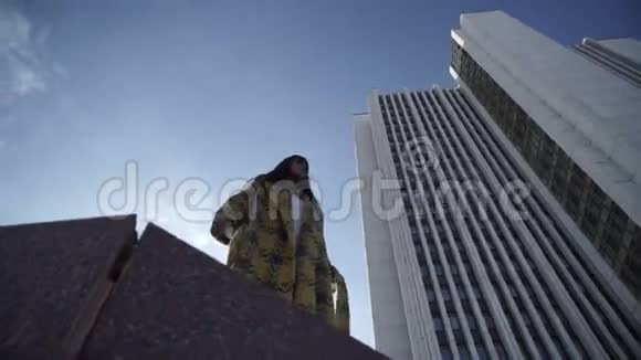 时尚女性在城市住宅背景视频的预览图