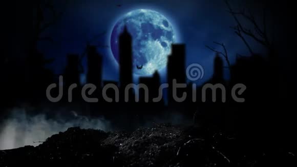 明亮的月亮闪闪发光多层房屋的轮廓交叉和树木吸烟背景视频的预览图