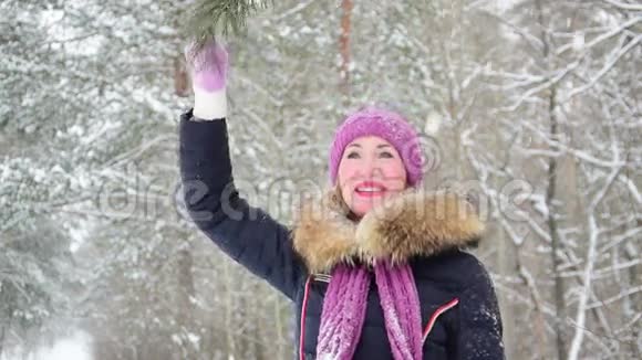 冬天森林里的女人下雪了慢动作视频的预览图