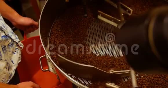 男人用咖啡磨床视频的预览图