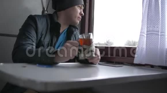 年轻人坐火车旅行视频的预览图