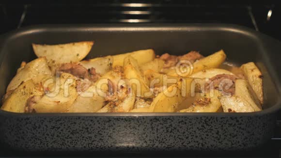 用烤箱煮炸土豆和猪肉视频的预览图