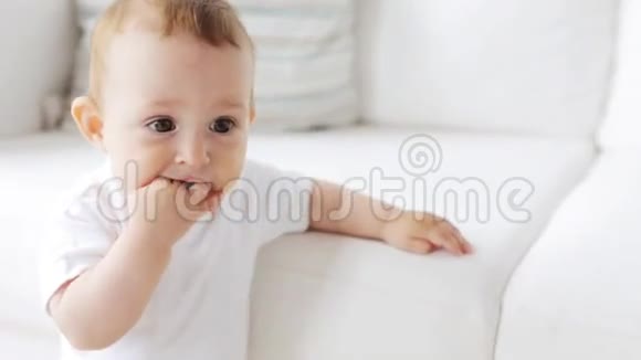 小宝宝站在家里抱着沙发视频的预览图
