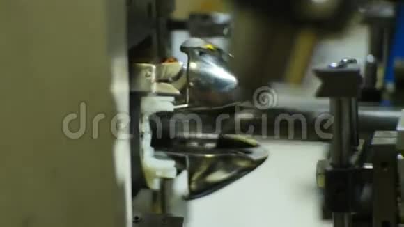 钻削元件制造的闭合机床视频的预览图