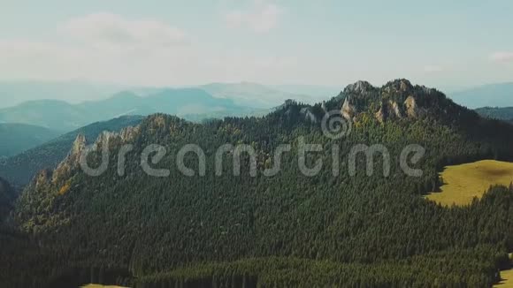 美丽的森林和山脉空中观景台飞越美丽的山林空中摄影机拍摄视频的预览图