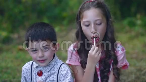小孩子在花园里吃糖果视频的预览图