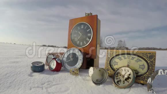 古老的老式时钟收集冬季雪在田野和云时间流逝4K视频的预览图