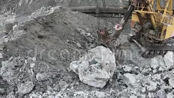 挖掘机把石头装进汽车里视频的预览图