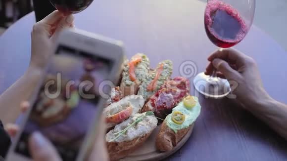 特写女士在餐厅用电话拍照视频的预览图