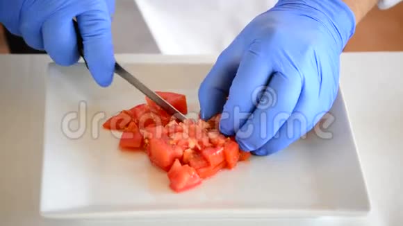 专业厨师把番茄切成小方块视频的预览图