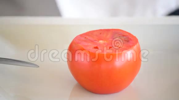 专业厨师将番茄切成薄片和小方块视频的预览图