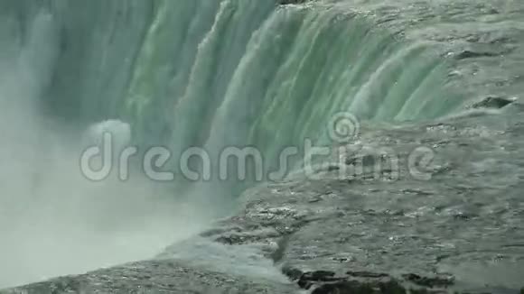 巨型瀑布特写视频的预览图